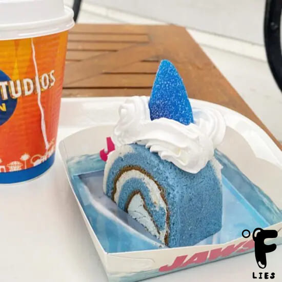 ユニバ食べ歩き_JAWSがくるぞ！～クリームソーダ・ロールケーキ～の商品画像
